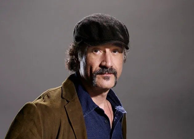 Elias Koteas Biography Elias Koteas